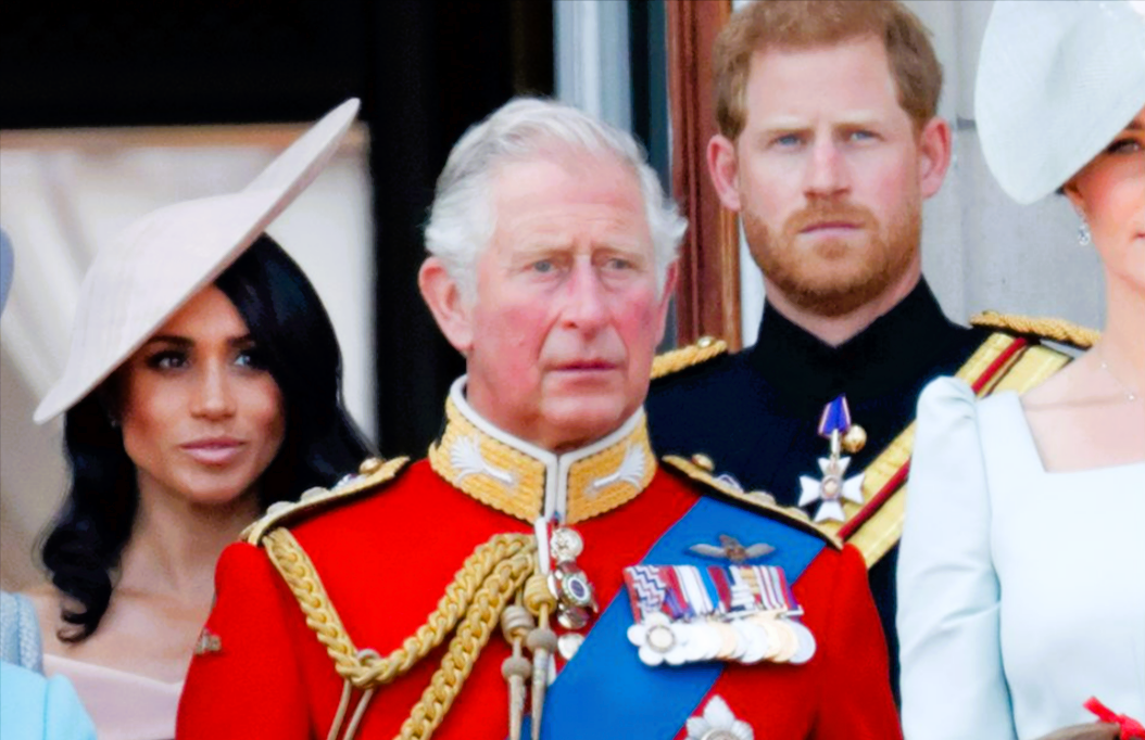 König Charles entsetzt! Royal auf der Flucht - Polizei fahndet nach britischem Royal!