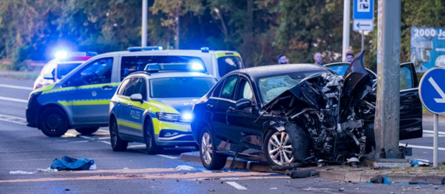 NRW: Mann flüchtet nach Unfall in fremdem Fahrzeug - 2 Kinder sitzen noch im Auto!