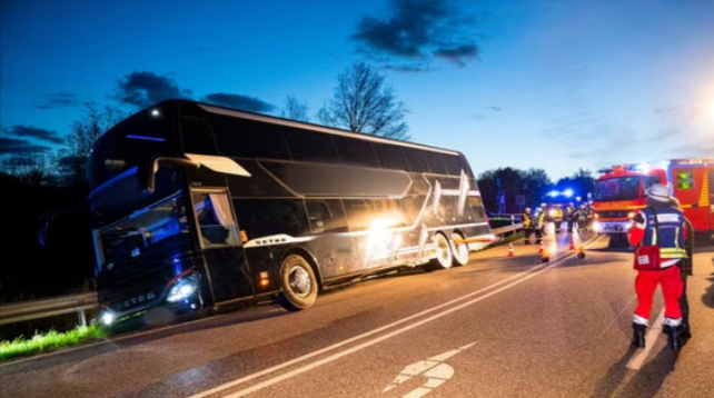 Tourbus von Mark Foster auf Autobahn verunglückt! Fahrzeug drohte umzukippen und einen Anhang hinunterzurutschen