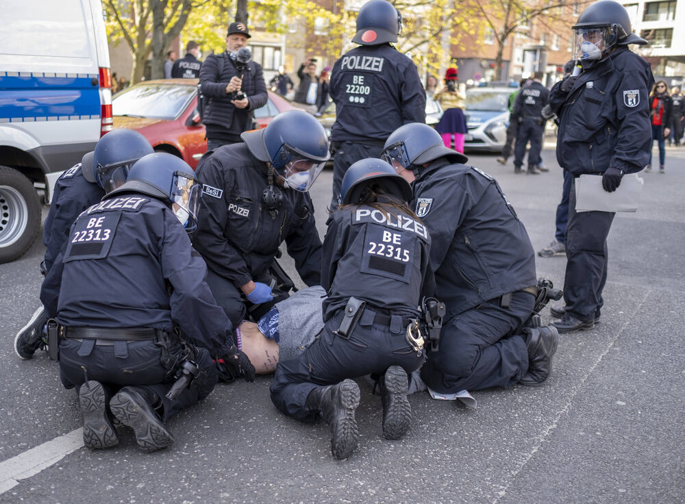 Schüsse mit Maschinenpistole in Wuppertaler Innenstadt - Polizei nimmt Täter bei Razzia fest