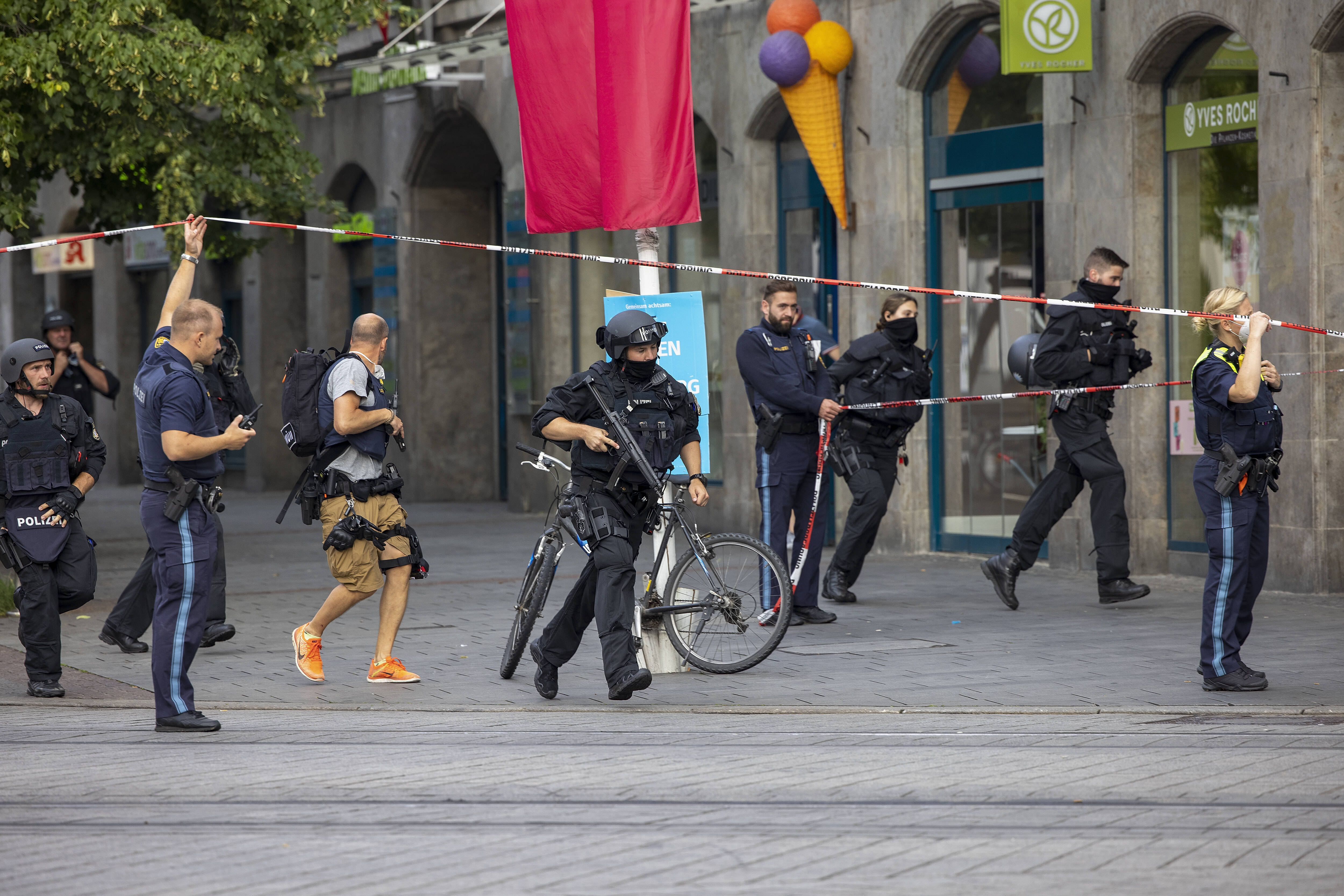 12-jähriges Mädchen sticht Schulfreundin mit Messer nieder! Sie hatte eine Todesliste dabei!