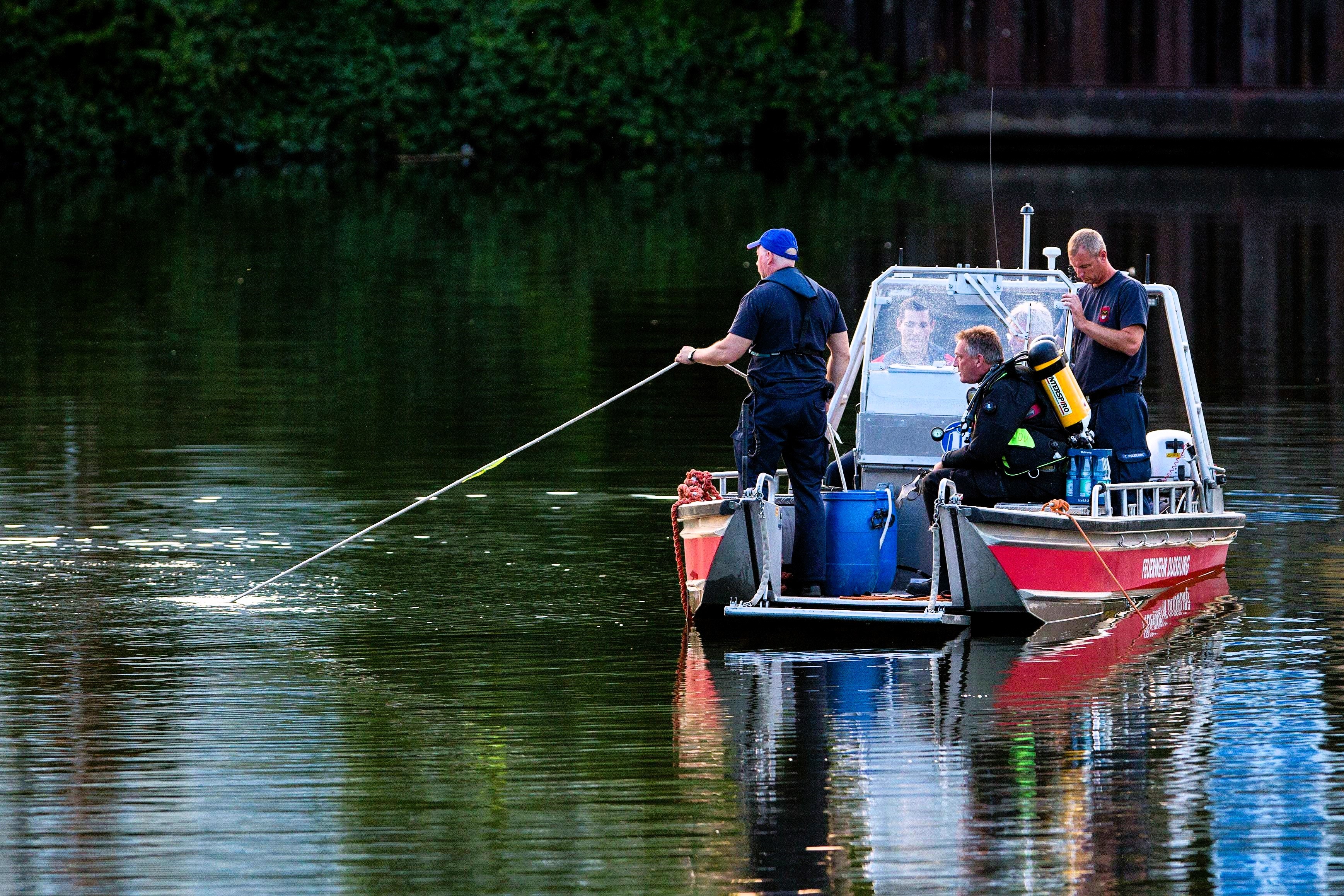 Kind (1) ertrinkt auf der Autobahn! Mutter stürzt mit PKW in Regenrückhaltebecken - Kleinkind (1) stirbt